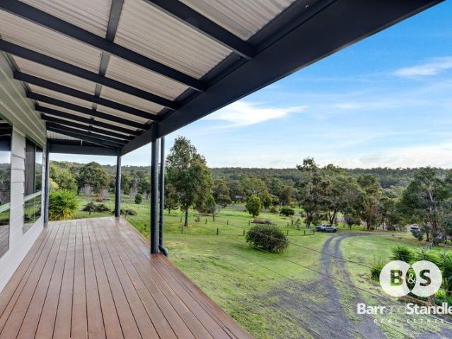 Spacious 4 Bed Family Home with Self Contained Granny Flat Amazing Views!