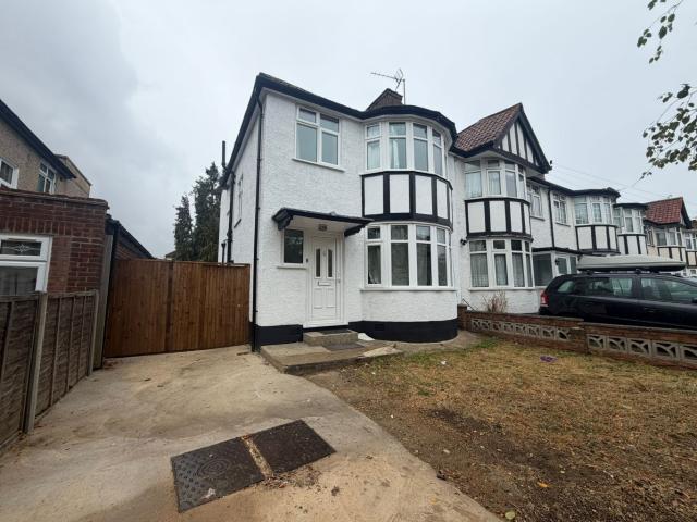 Spacious 4 Bed Family Home in Greenford, Walking distance to Sudbury Town Station