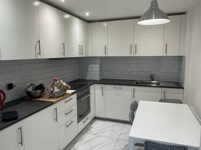 Spacious 4 bed flat with no reception