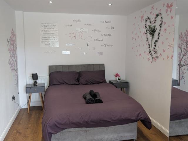 Spacious 4 Bed Home | Airport & City Links
