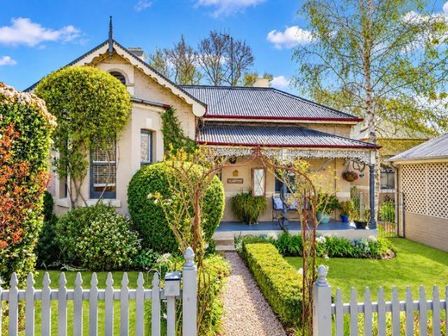 Spacious 4 Bed Home + Granny Flat in Bathurst