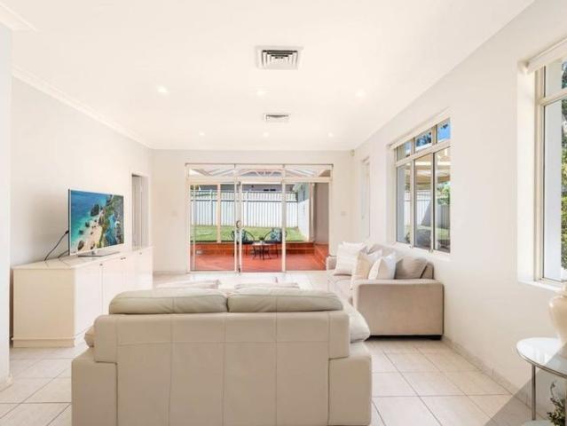 Spacious 4 bed home with air con & outdoor entertaining