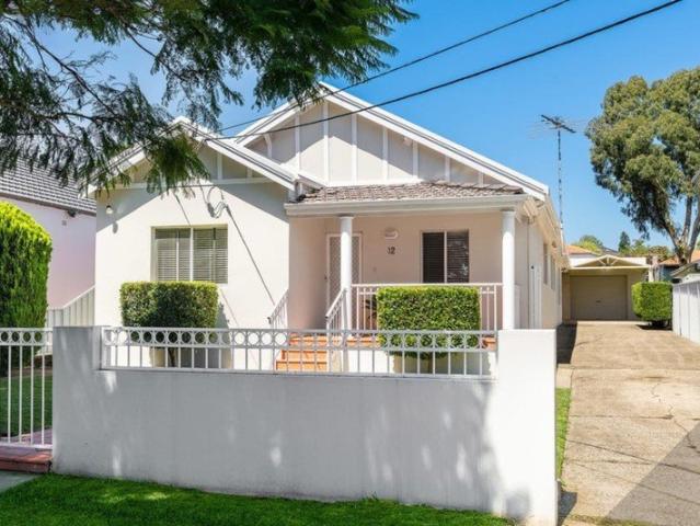 Spacious 4 bed home with air con & outdoor entertaining