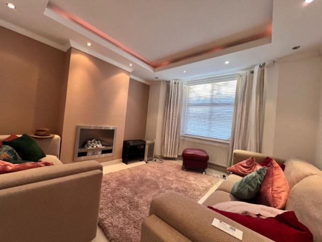 Spacious 4 Bed Home | 2 Reception Rooms