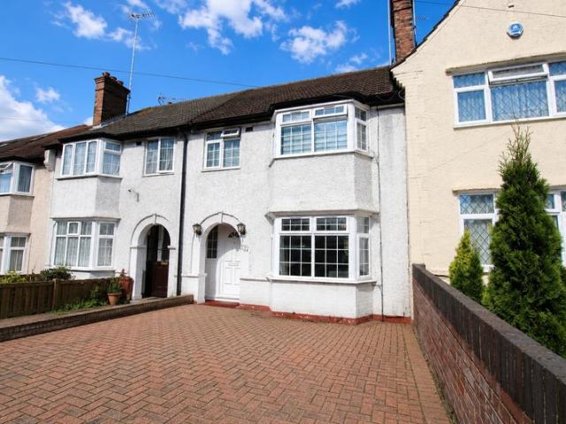 Spacious 4 Bed House | Garden & Driveway