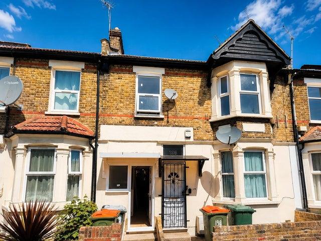 Spacious 4 Bed House in E6