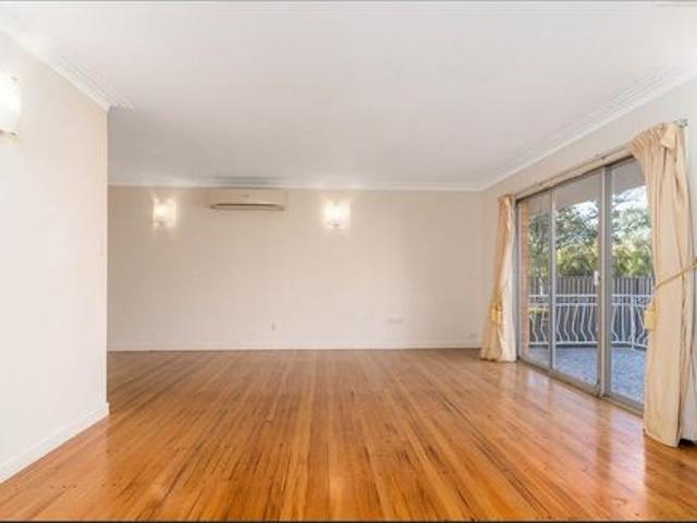 Spacious 4 Bed Retro Style Low Set Brick Home in Coopers Plains with Detached Fourth Bedroom