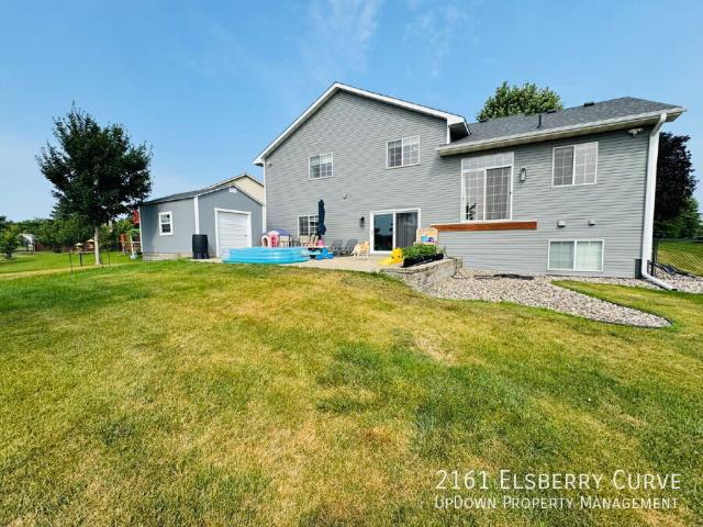 Spacious 4 Bed Shakopee Gem with Granite Finishes & Finished Basement