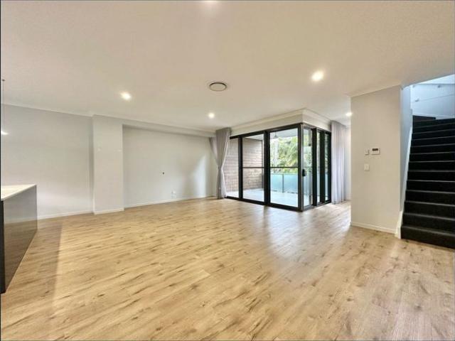 Spacious 4 Bedroom, 3 Storey Townhouse in Central Southport
