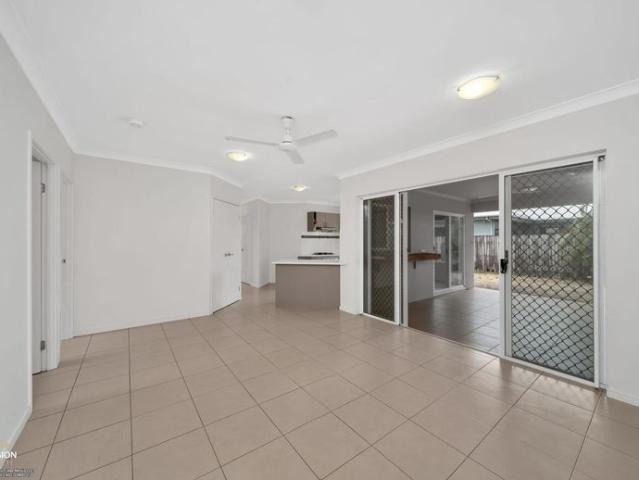 Spacious 4 bedroom, 2 bathroom block home in South Mission Beach