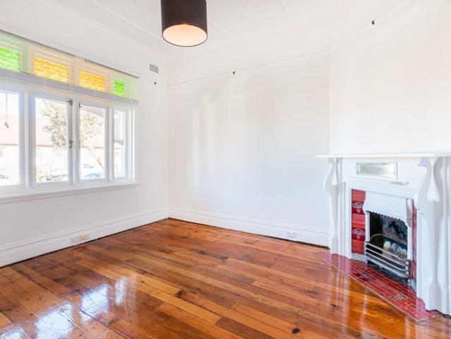 SPACIOUS 4 BEDROOM 2 BATHROOM SEMI WALK TO BEACH !