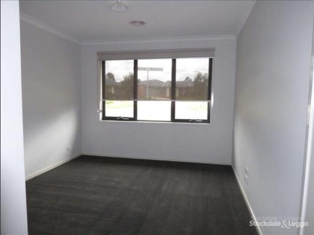 SPACIOUS 4 BEDROOM, 2 LIVING, 2 BATHROOM, IN MERNDA VILLAGES ESTATE