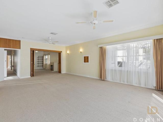 Spacious 4 Bedroom Coastal Home, only metres from the beach!