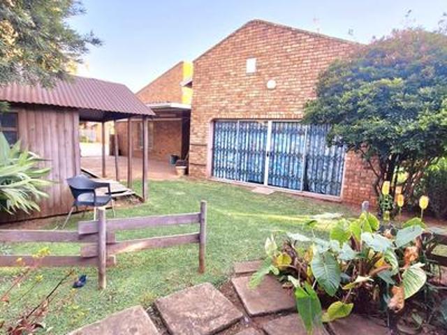 spacious 4 bedroom corner unit on th.