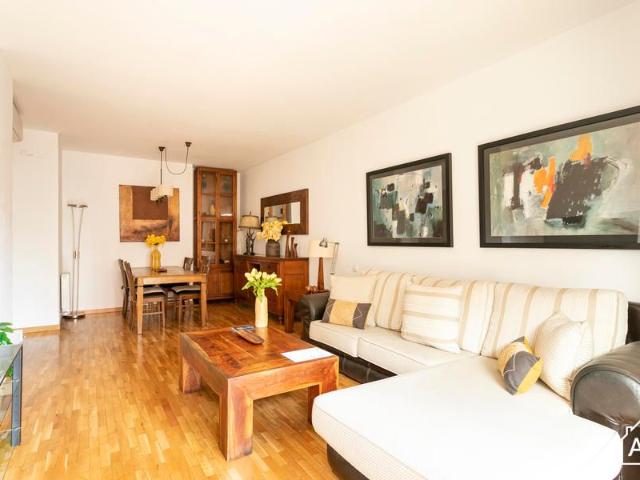 Spacious 4 Bedroom Apartment with Balcony in Eixample