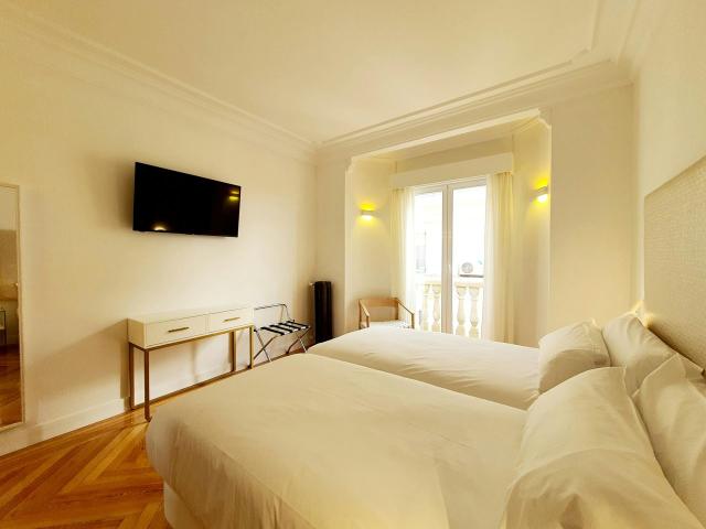 Spacious 4 Bedroom Apartment with Terrace in Chamartín, Madrid Amsterdam Apartments for Rent
