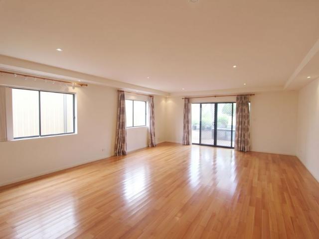 Spacious 4 Bedroom Duplex in a Convenient Mortdale Location