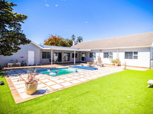 Spacious 4 Bedroom Entertainers Home on Large Plot with Pool and Double Garage