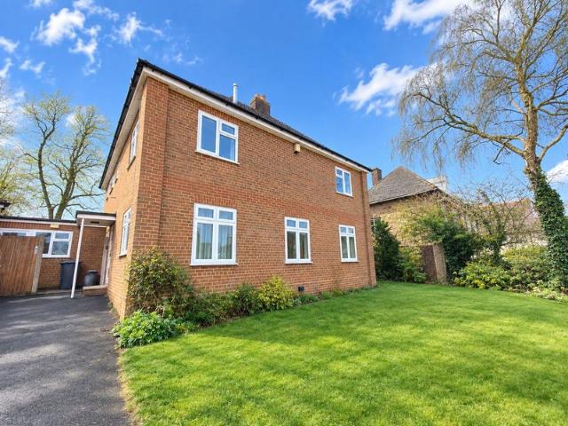 Spacious 4 bedroom for £800 PCM in Kingsbury