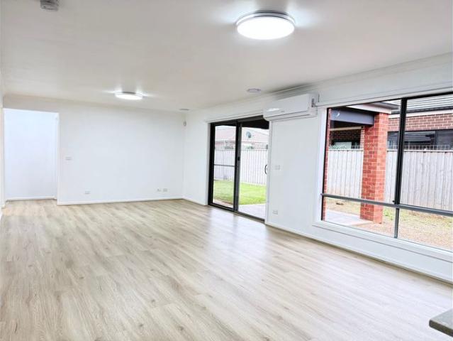 Spacious 4 Bedroom Family Home in Convenient Manor Lakes Location