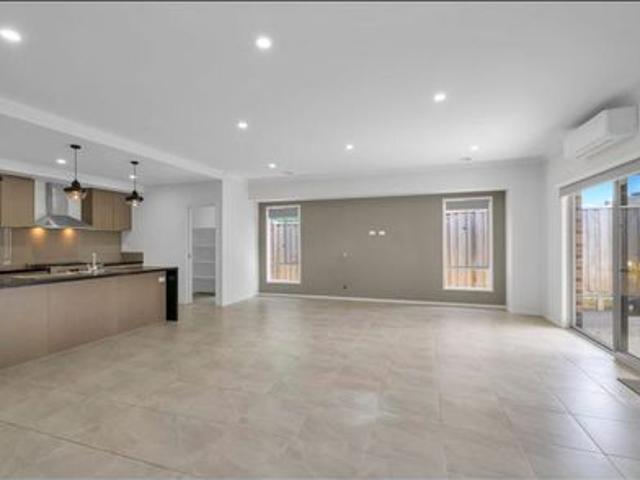 Spacious 4 Bedroom Family Home in Clyde