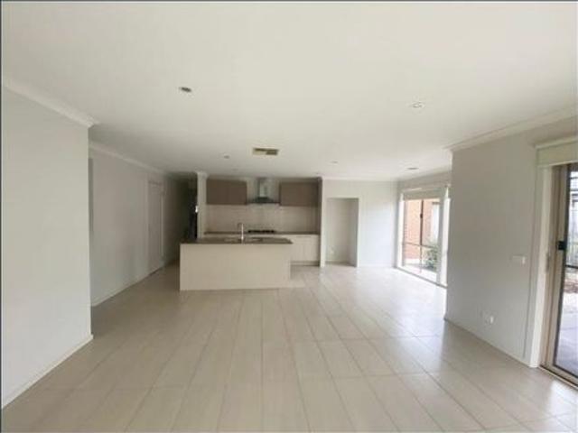 SPACIOUS 4 BEDROOM FAMILY HOME IN A PRIME CRANBOURNE EAST LOCATION!