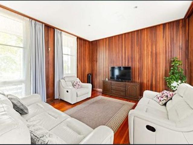 Spacious 4 Bedroom Family Home in a Prime Doncaster Location