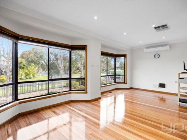 Spacious 4 Bedroom Family Home in a Quiet Court