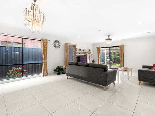 Spacious 4 Bedroom Family Home in Alamanda School Zone