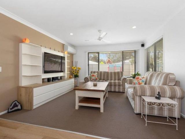 Spacious 4 bedroom family home in Koala Beach