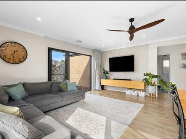 Spacious solar powered 4 bedroom property with butlers pantry in lara!