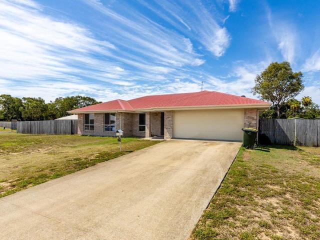 Spacious 4 Bedroom Family Home in Moore Park Beach