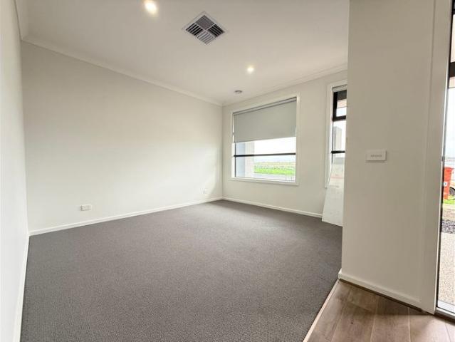SPACIOUS 4 BEDROOM FAMILY HOME IN MAMBOURIN