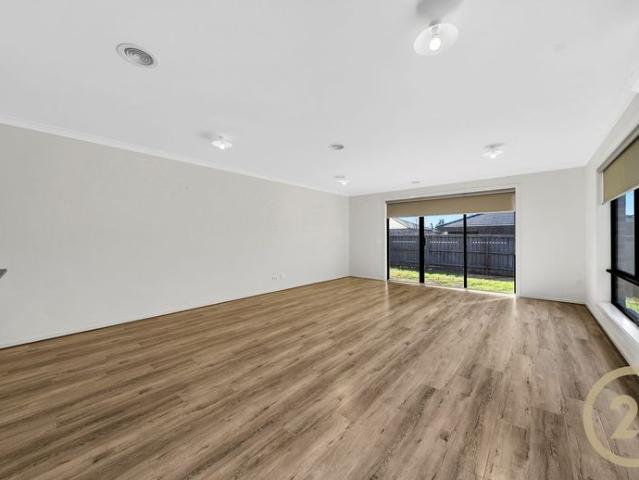 Spacious 4 Bedroom Family Home in Manor Lakes
