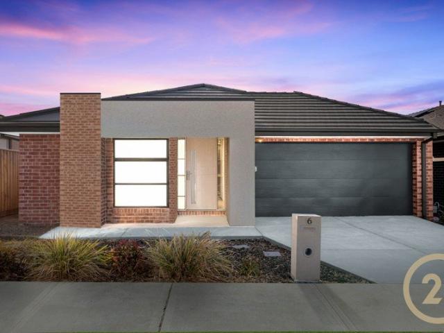 Spacious 4 Bedroom Family Home in Manor Lakes