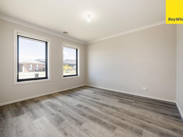 Spacious 4 Bedroom Family Home in Melton South