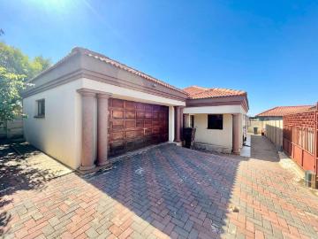 Spacious 4 Bedroom Family Home in Secure Jalapeng, Lotus Gardens
