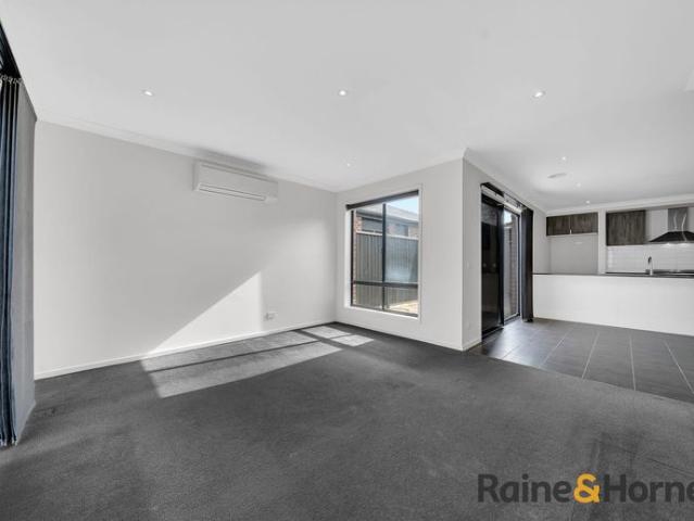 Spacious 4 Bedroom Family Home in Prime Cranbourne East Location