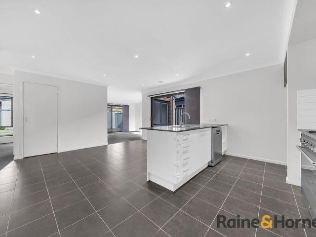 Spacious 4 Bedroom Family Home in Prime Cranbourne East Location