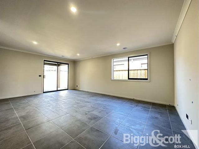 Spacious 4 Bedroom Family Home in Prime Cranbourne Location