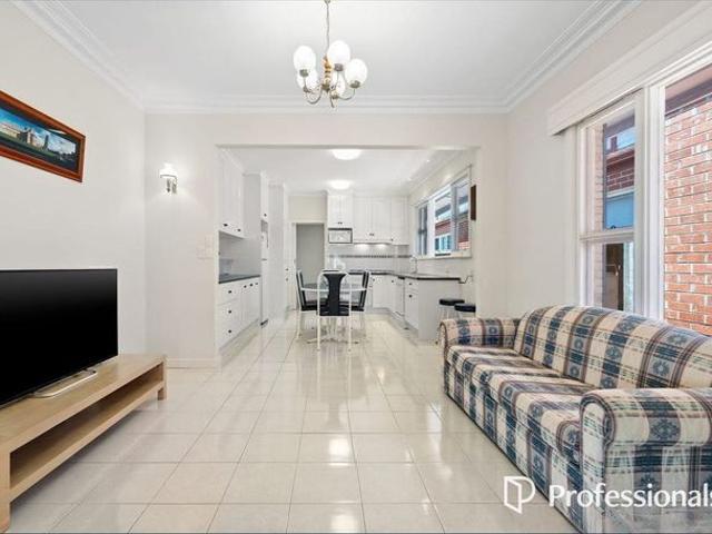 Spacious 4 Bedroom Family home in Prime McKinnon Zone