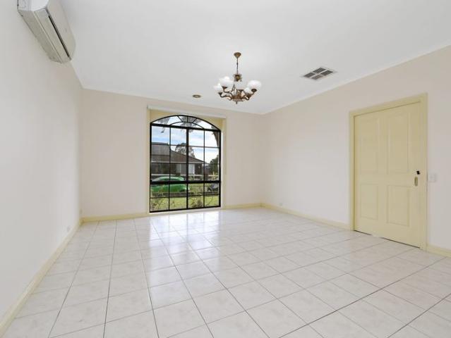 Spacious 4‑Bedroom Family Home in Prime Rowville Location