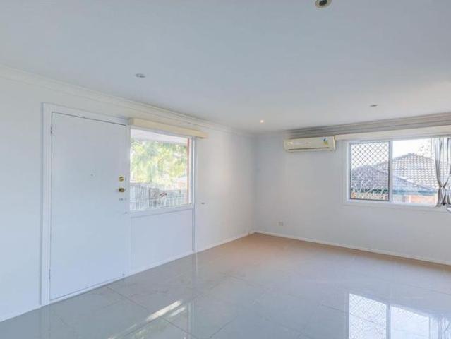 Spacious 4 Bedroom Family Home in Woodridge