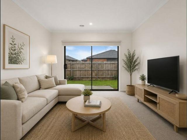 Spacious 4 Bedroom Family Home in Wallara Waters
