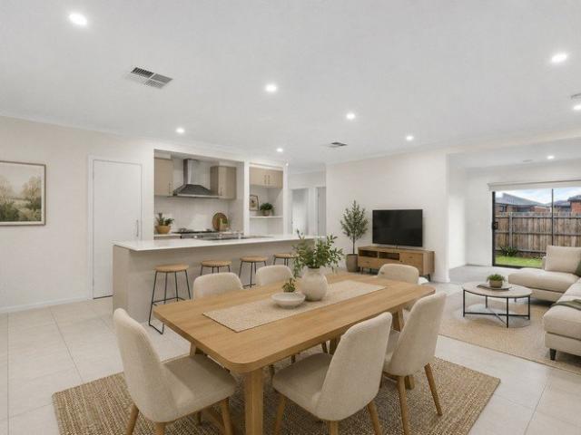 Spacious 4 Bedroom Family Home in Wallara Waters