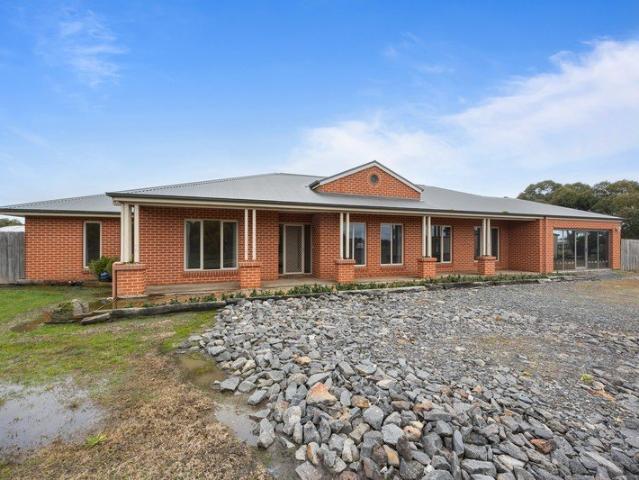 Spacious 4 Bedroom Family Home on Approx. 5 Acres