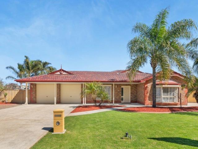 SPACIOUS 4 BEDROOM FAMILY HOME SET ON 2035M2 ALLOTMENT!