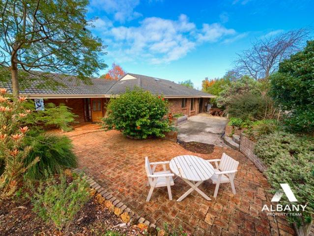 Spacious 4 Bedroom Family Home with Tennis Court and Water Views