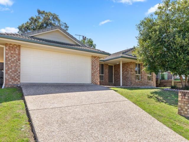 Spacious 4 Bedroom Family Home with Air conditioning