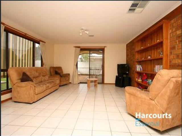 Spacious 4 Bedroom Family Home with Excellent Outdoor Entertaining & Secure Parking
